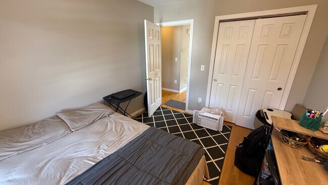 Building Photo - 2 BR with hardwood, private entrance/deck,...