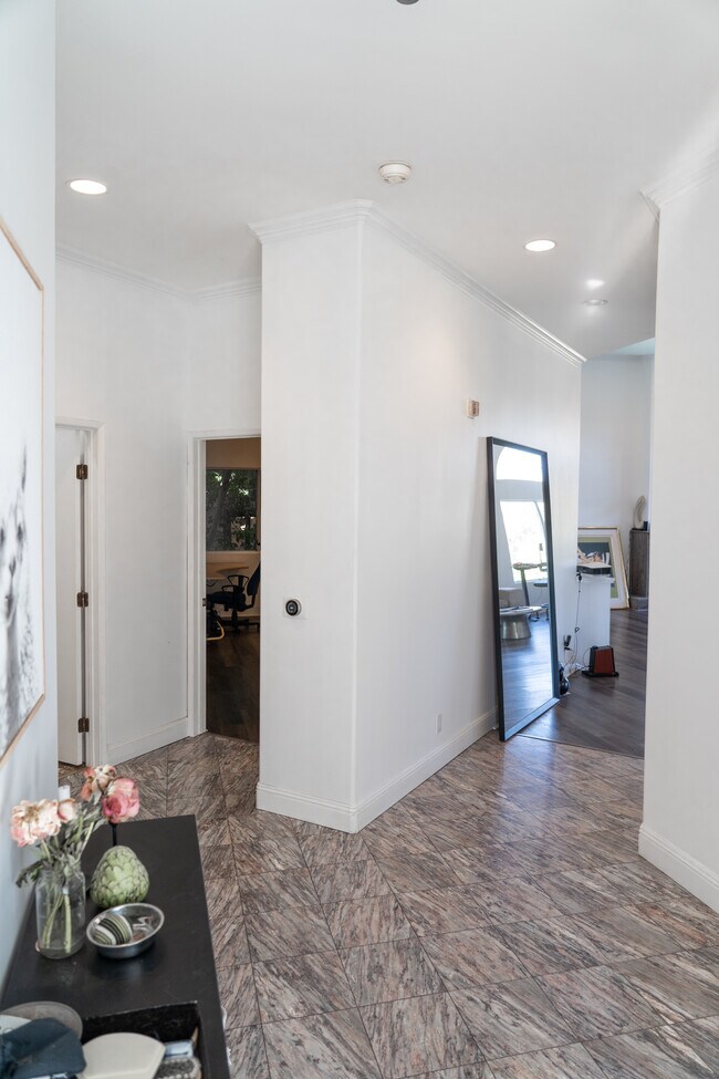 foyer - 840 N Croft Ave
