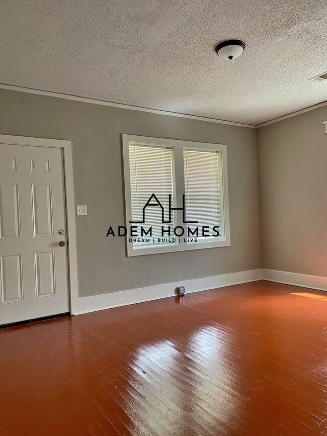 Building Photo - Spacious 2 Bedroom Home in a Central Locat...