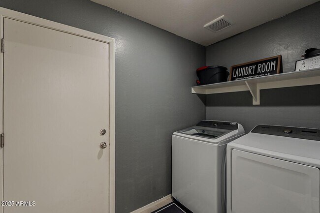 Building Photo - 8721 S 253rd Dr