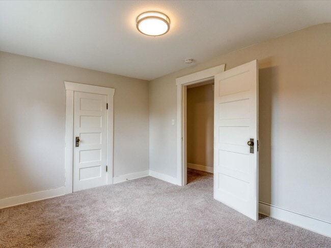 Building Photo - Beautifully remodeled corner lot Roosevelt Home