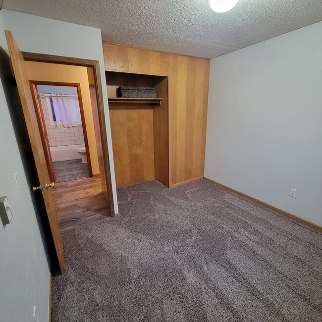 Building Photo - 3 Bed, 1 Bath Home for rent. One level liv...