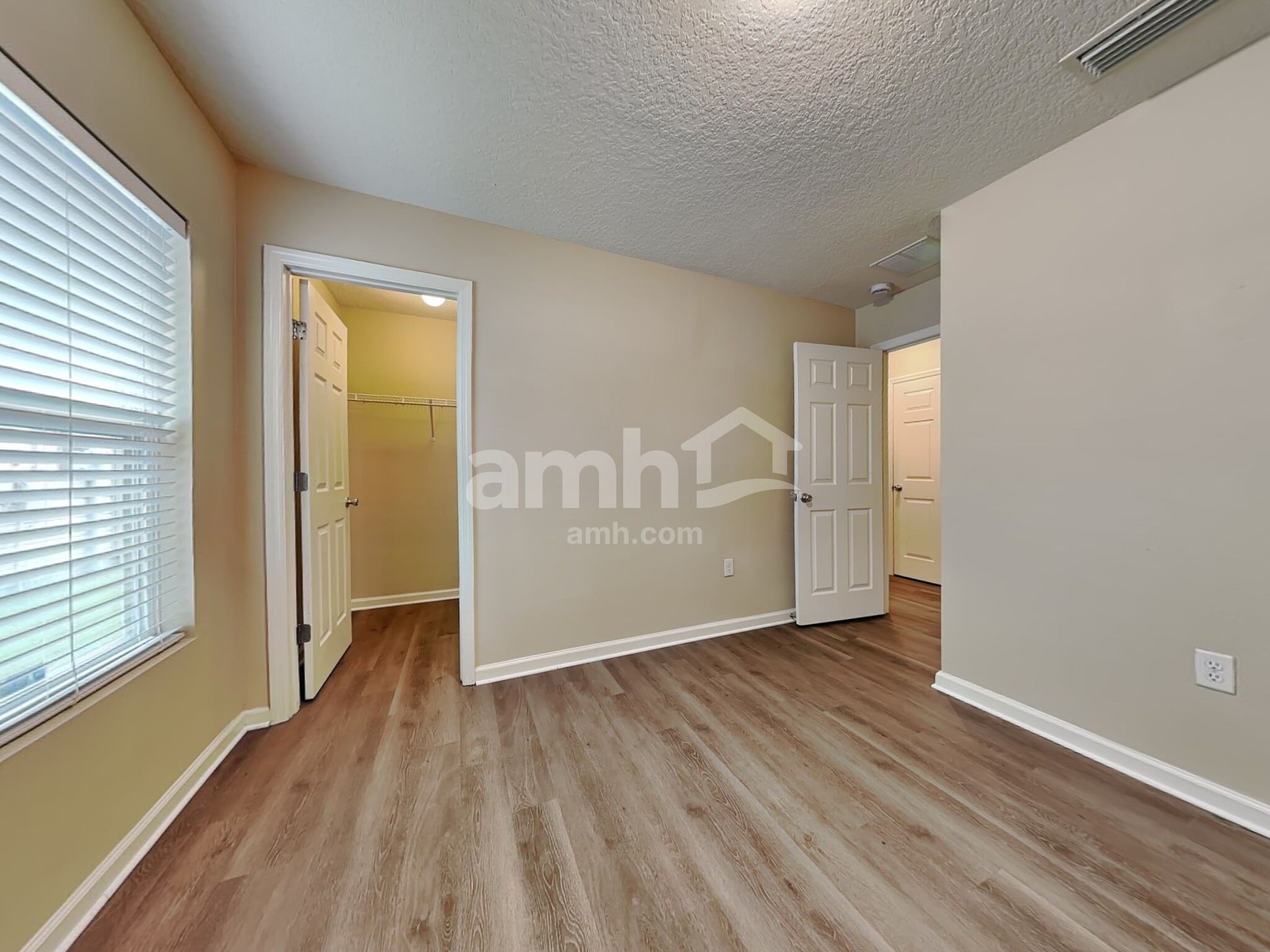 Building Photo - 563 Worcester Ct