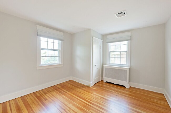Building Photo - 4BR 3.5 BA Chevy Chase Gem is Move-in Read...