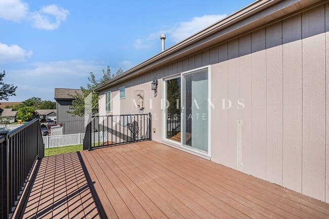 Building Photo - Bellevue Split Entry