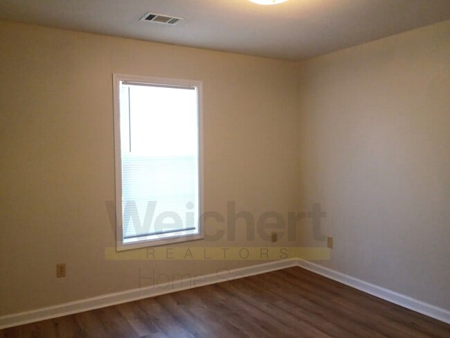 Building Photo - Charming 3-Bedroom Home with Spacious Yard...