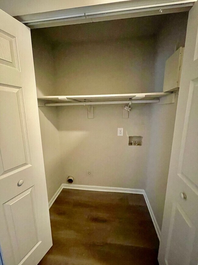 Building Photo - Welcome to this charming 3-bedroom, 2-bathroom home located in the vibrant city of Charlotte, NC.