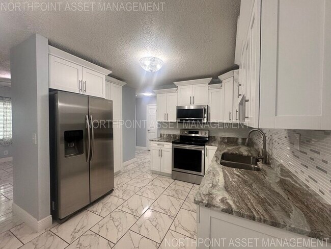 Building Photo - PRICE REDUCED FOR QUICK MOVE IN!! 2-2 Home plus 1 bed-1 bath Mother in Law Suite!