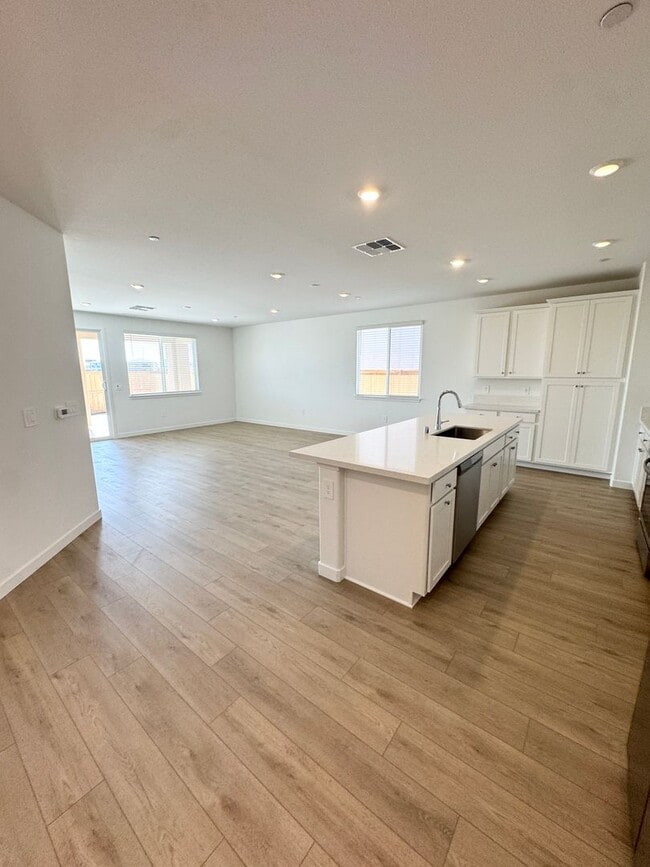 Building Photo - 5372 Island Yacht Wy