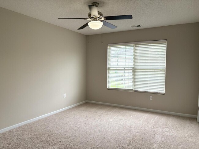 Building Photo - 2303 Highland Park Dr