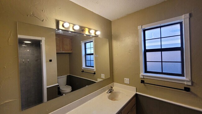 Building Photo - Wonderful Large 3 Bedroom Home