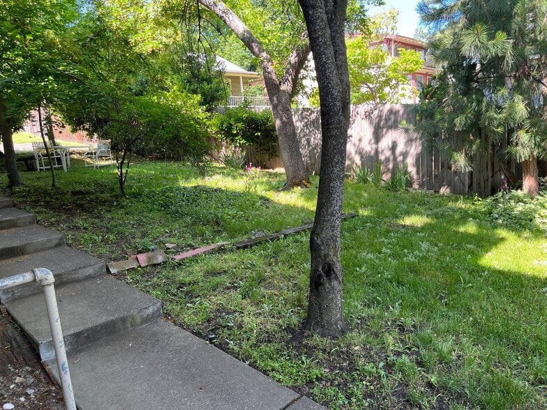 Building Photo - 567 Fairview St