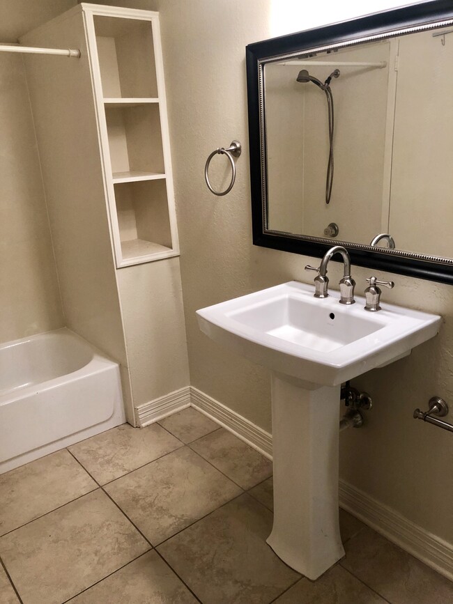 Ensuite bathroom - 3100 Fairfield Ave