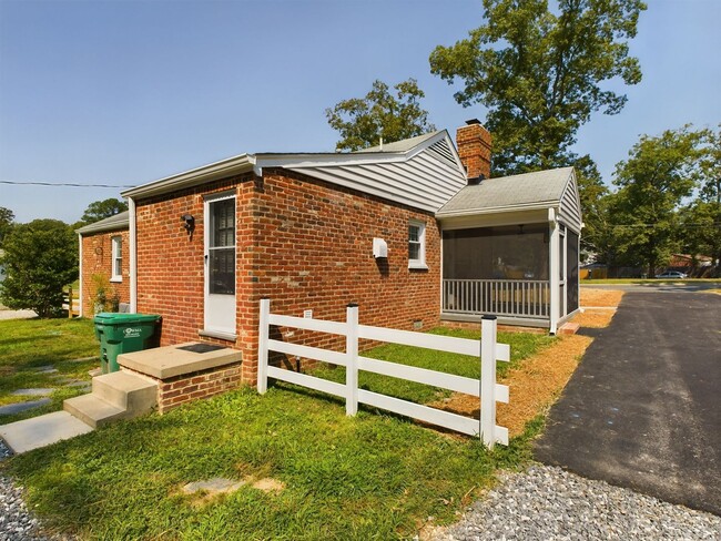 Building Photo - Fully Renovated 3 Bedroom 1.5 Bath Brick R...