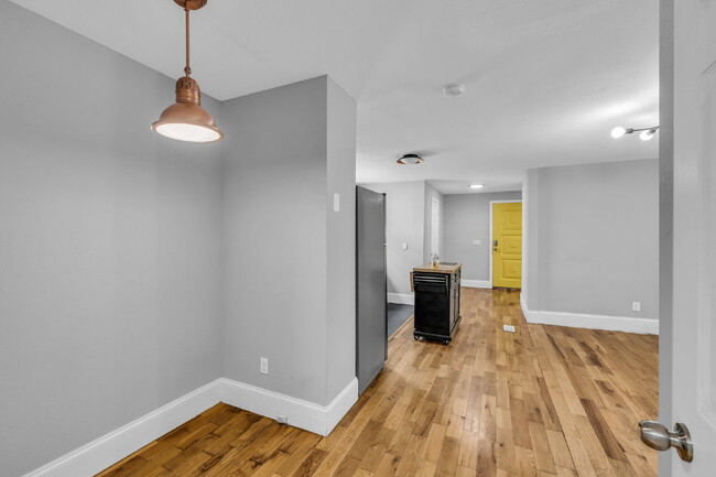 Building Photo - Sleek Highland Park Unit – Great Location,...