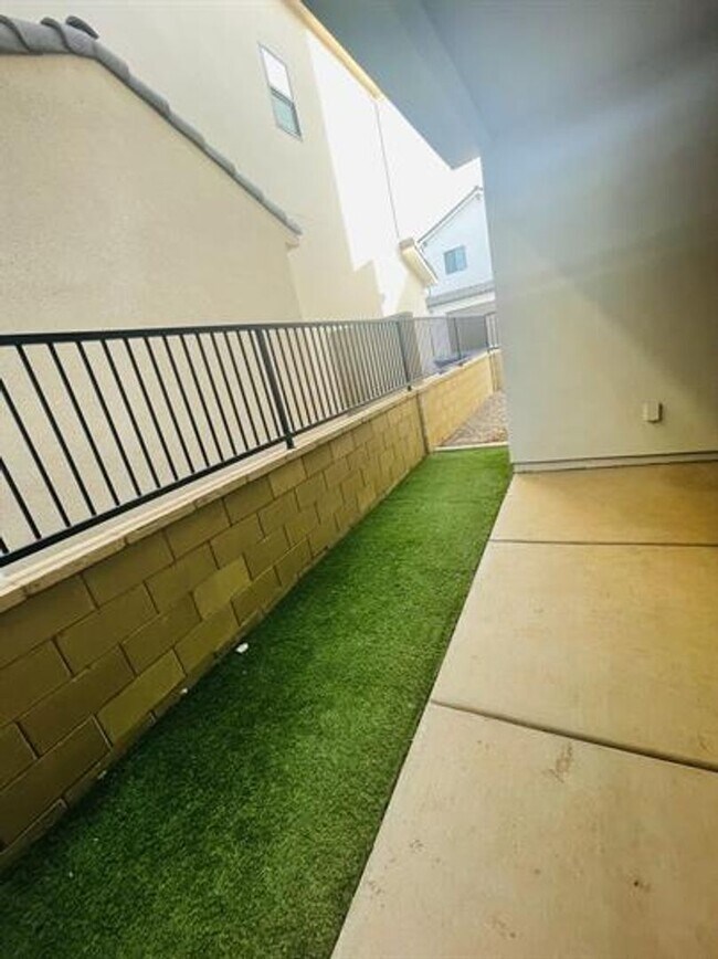 Building Photo - Desert Color Townhome!