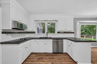 Building Photo - Spacious Living Near Downtown Charleston