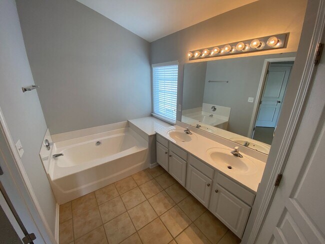 Building Photo - Move-in Ready 3 bed, 2.5 bath home located...