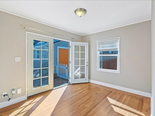 Building Photo - Sunny & Bright Bungalow in King Estates