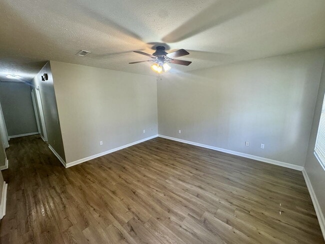 Building Photo - Charming 3BR/2BA home in Dothan, AL - Appliances included, pets are accepted, fenced in backyard ...