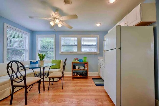 Building Photo - 1925 Iberville St