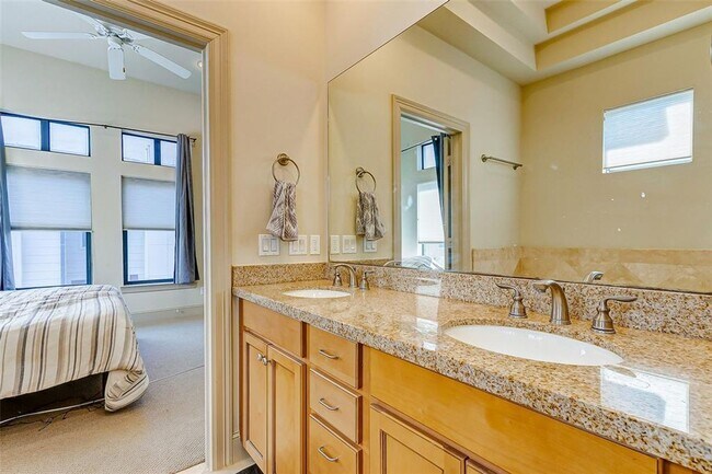 Building Photo - Bright and spacious townhome with a beautiful rooftop terrace to relax.