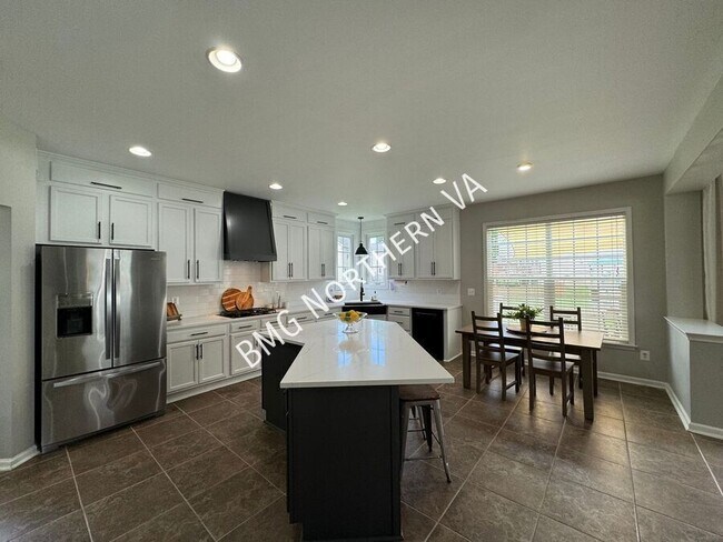 Building Photo - 8930 Kingbird Ct