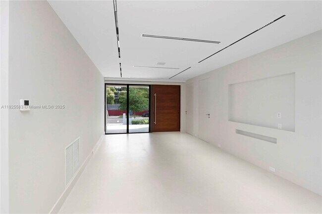 Building Photo - 330 SW 19th Rd