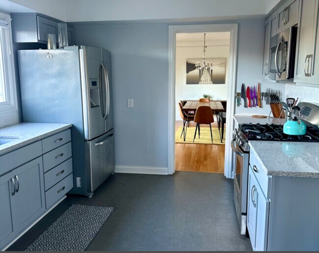 Building Photo - 605 SW Moss St