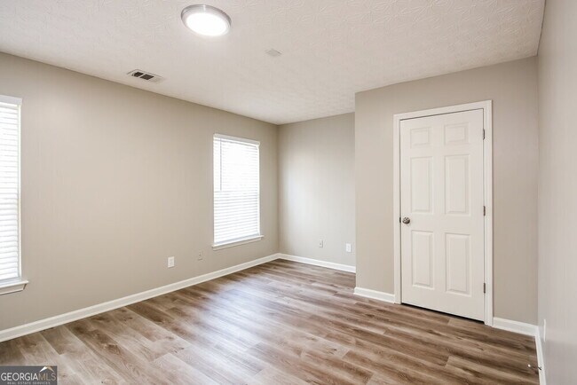 Building Photo - 593 Arrowhead Dr