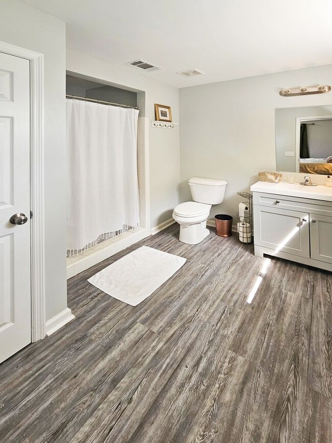 Building Photo - Charming brick home in beautiful Savannah offering four bedrooms and 2.5 bathrooms, Prime location!