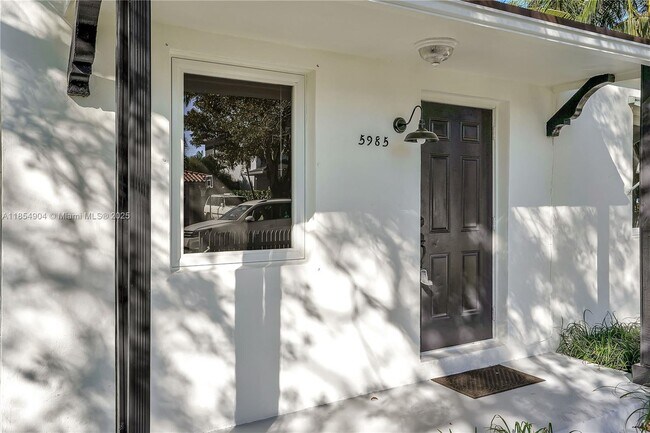 Building Photo - 5985 SW 41st St