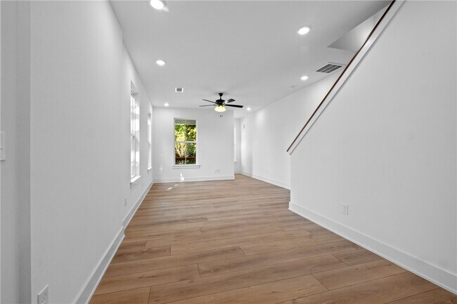 Building Photo - 588 N Willow Ave