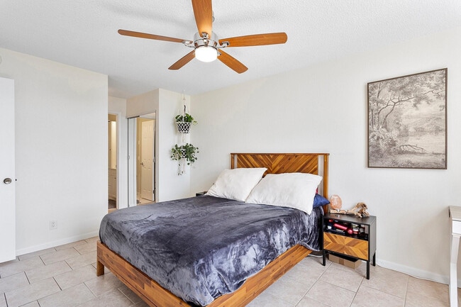 Building Photo - 1800 N Andrews Ave