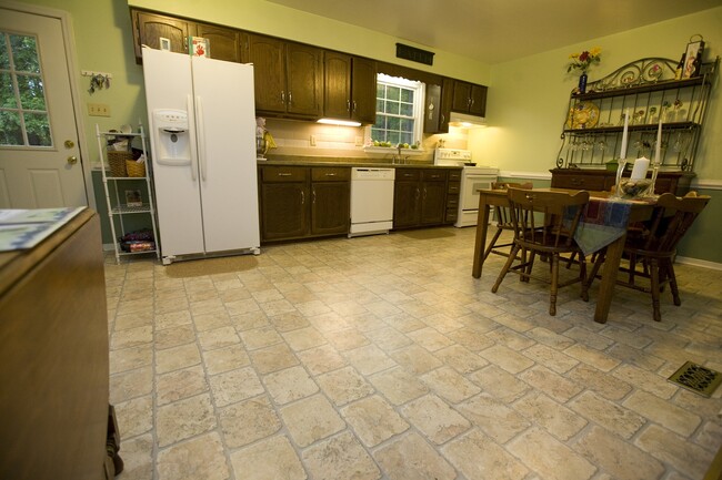 Huge kitchen area - 4800 Wilconna Road