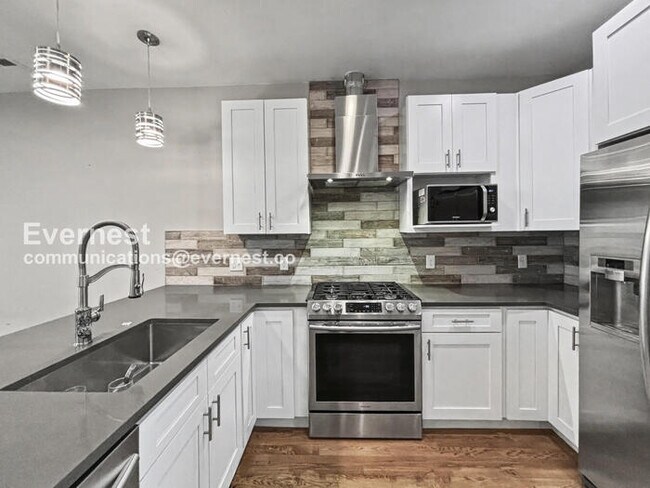 Building Photo - 3 Bed, 3.5 Bath Townhouse with Garage