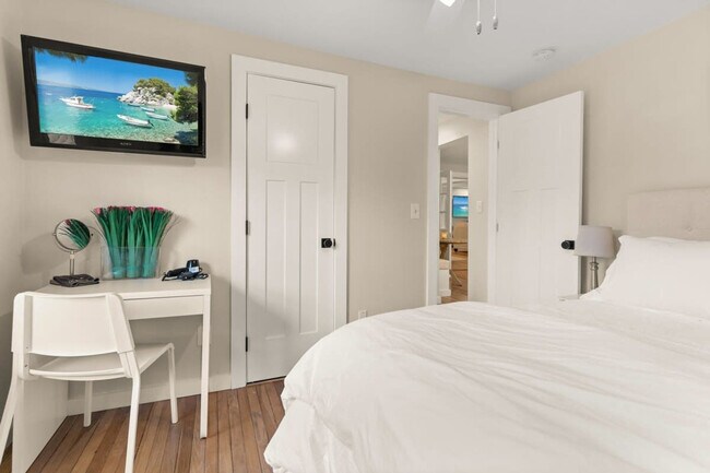 Building Photo - 29 Versailles Ave