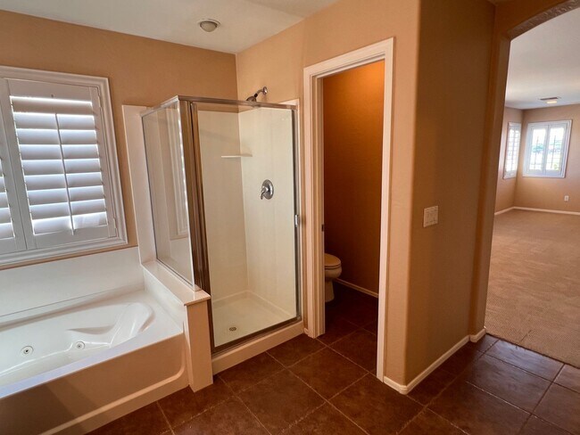 Building Photo - 5 Bed 4 Bath Beautiful Gilbert Home - Gated Community On Golf Course