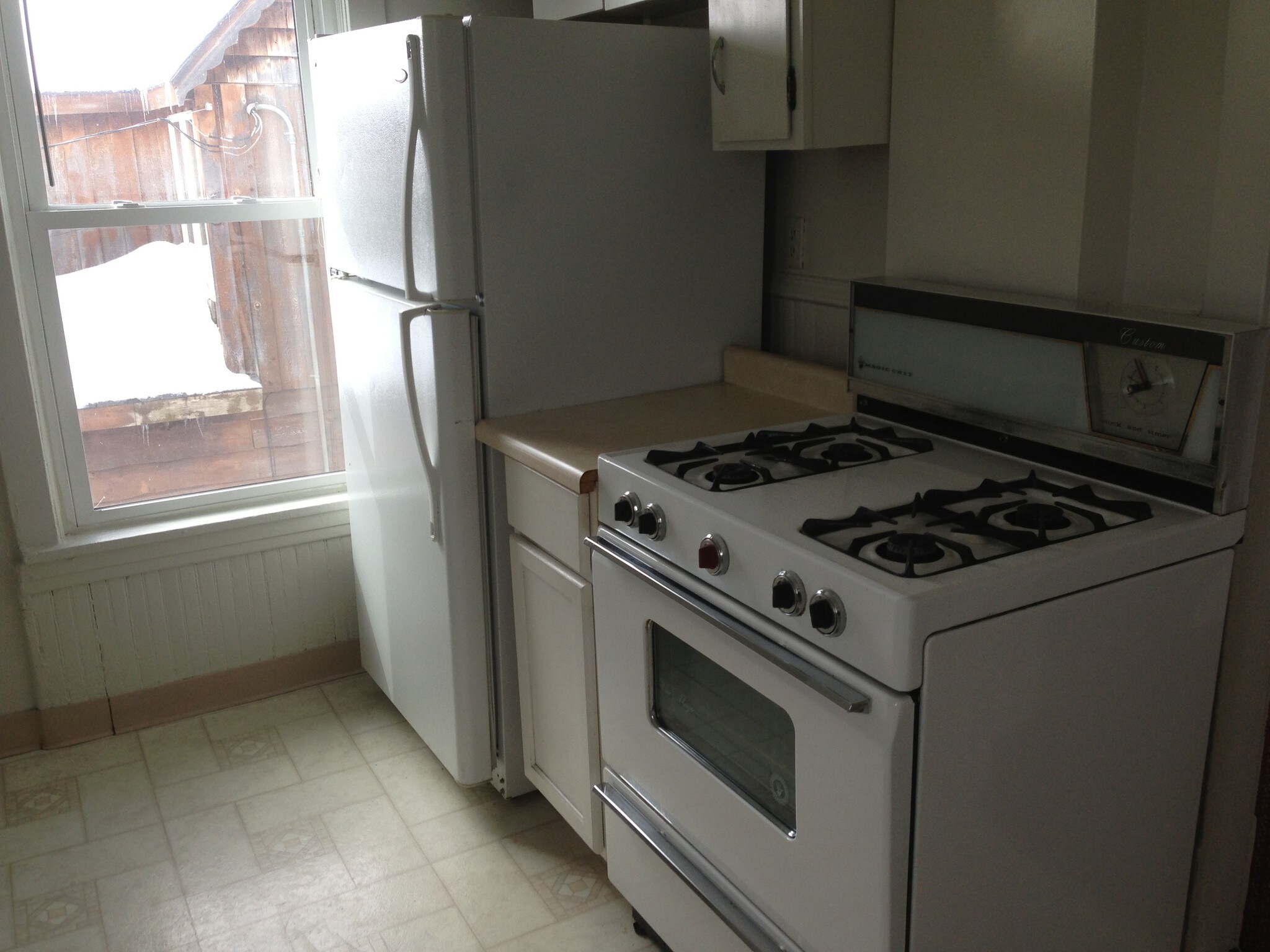 Building Photo - 526 E 7th St