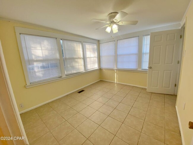 Building Photo - Home Centrally Located in Marianna, FL