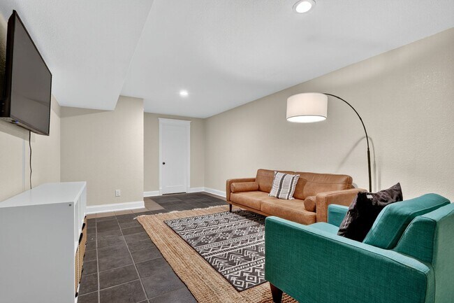 Building Photo - Two Bedroom Townhome W/ Garage!