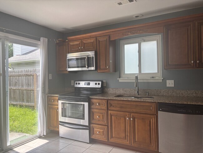 Building Photo - 1372 Riverside Dr