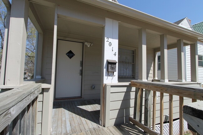 Building Photo - Right Size and a Great Location! Two bedro...
