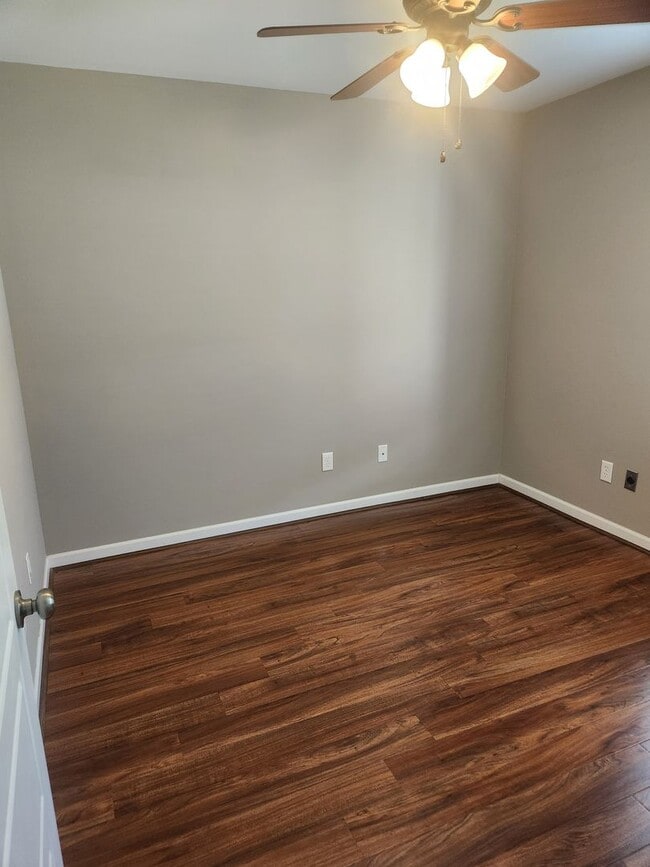 Building Photo - Cozy 3 Bed 2 Bath Home Available Now