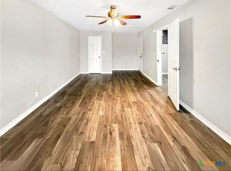 Building Photo - 1810 Clarawood Dr