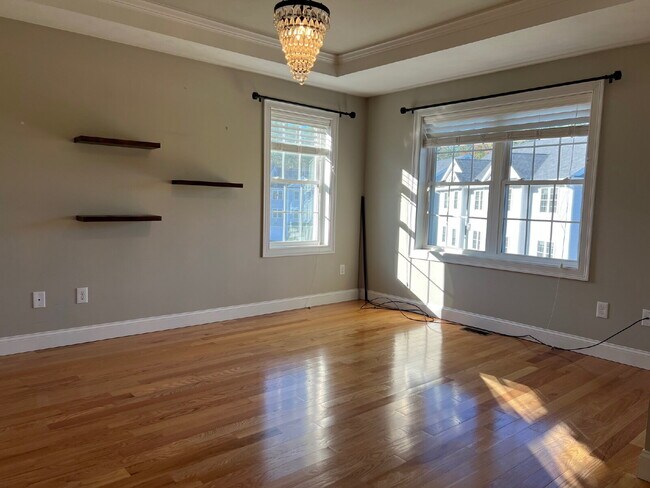 Building Photo - Gorgeous and newly renovated townhouse-sty...