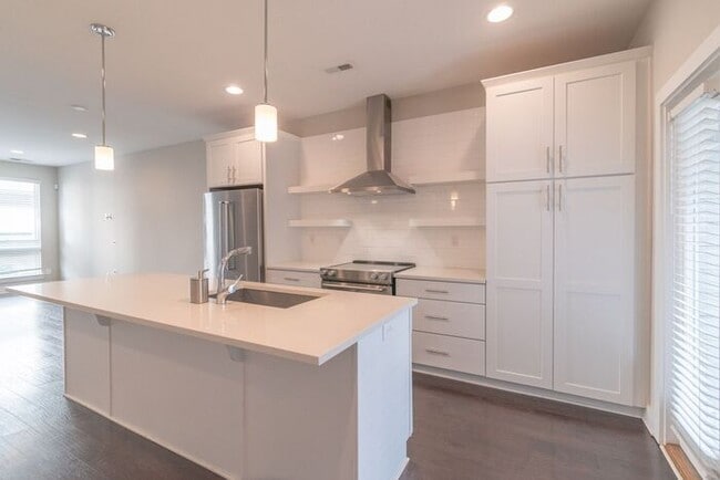 Building Photo - Beautiful Modern Townhome in South End Available 5/1!