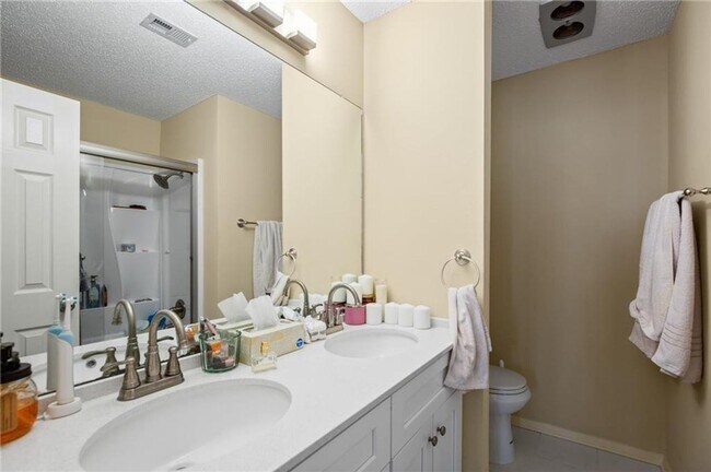 Building Photo - Croix #228