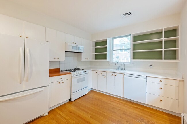 Building Photo - 4BR 3.5 BA Chevy Chase Gem is Move-in Read...