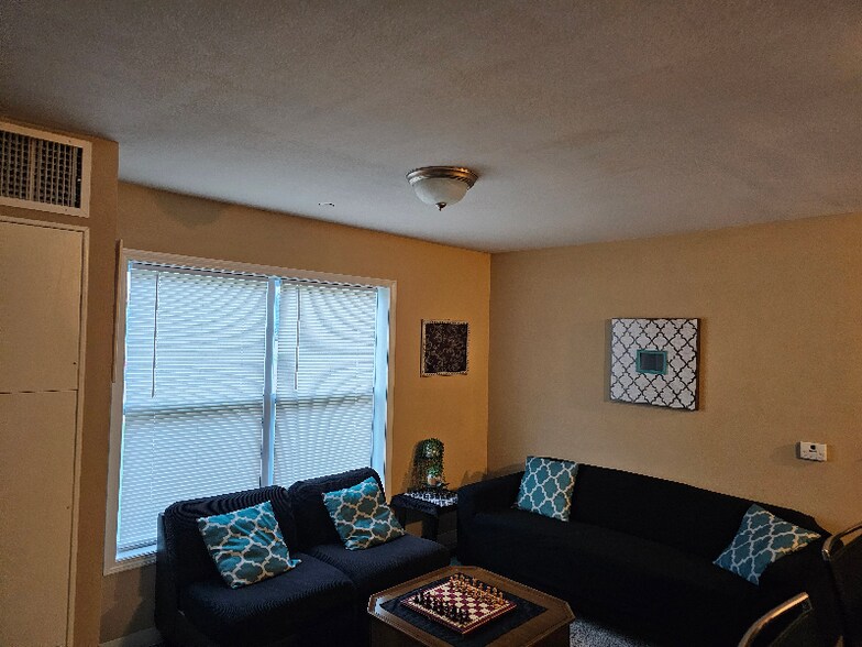 Building Photo - 2313 W 5th St